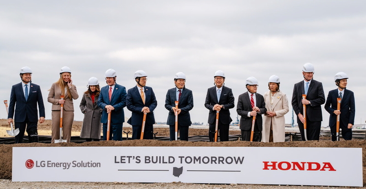 [서울=뉴시스] LG에너지솔루션-혼다 합작공장 기공식에서 양사 관계자 및 주정부 인사들이 기념촬영을 하고 있다. (사진=LG에너지솔루션 제공) 2023.03.01. photo@newsis.com *재판매 및 DB 금지