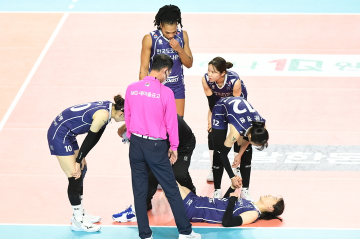 [서울=뉴시스]근육 경련 발생한 도로공사 박정아. 2023.02.28. (사진=한국배구연맹 제공) *재판매 및 DB 금지