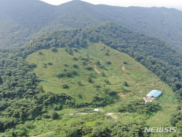 [광주=뉴시스] 김혜인 기자 = 무등산국립공원이 생태계 복원 사업을 추진할 전남 화순군 수만리 일대 목장. 2023.03.01. (사진=무등산국립공원동부사무소 제공) photo@newsis.com