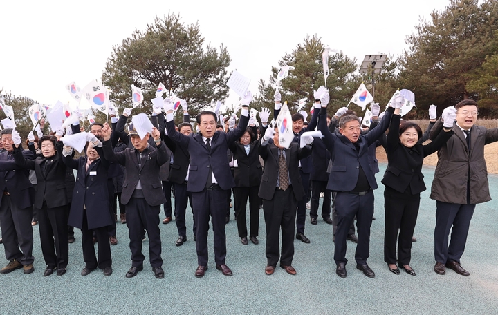 [괴산=뉴시스] 강신욱 기자 = 충북 괴산군이 1일 104주년 3·1절을 맞아 괴산군보훈공원 내 충열탑에서 거행한 참배행사에서 송인헌 괴산군수, 신송규 괴산군의회의장, 보훈단체장 등 참석자들이 대한독립만세 삼창을 하고 있다. (사진=괴산군 제공) 2023.03.01. photo@newsis.com *재판매 및 DB 금지