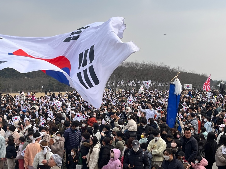 [천안=뉴시스] 박우경 기자=1일 충남 천안 독립기념관에서는 3·1만세운동 104주년 기념 행사가 열린 가운데, 다수의 시민들이 태극기를 흔들고 있다. 2023.03.01. spacedust1@newsis.com *재판매 및 DB 금지