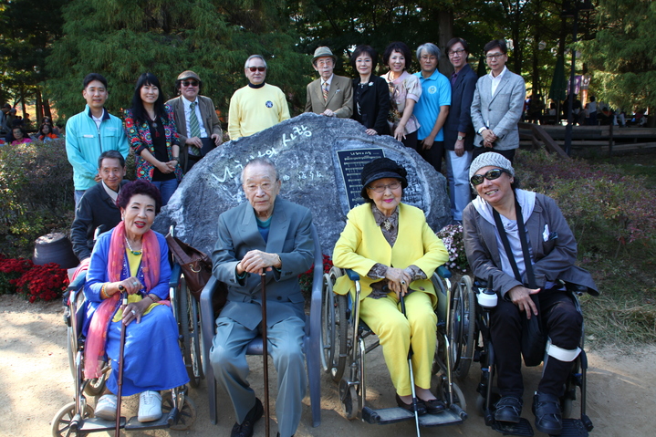 [서울=뉴시스] 작곡가 손석우(앞줄 좌측 두번째)를 비롯 금사향, 안다성, 한명숙, 한상일. 남이섬 노래박물관 잎에 세워진 '나하나의 사랑' 노래비 제막식 당시. 2023.03.01. (사진 = 박성서 대중음악 평론가 제공) photo@newsis.com *재판매 및 DB 금지