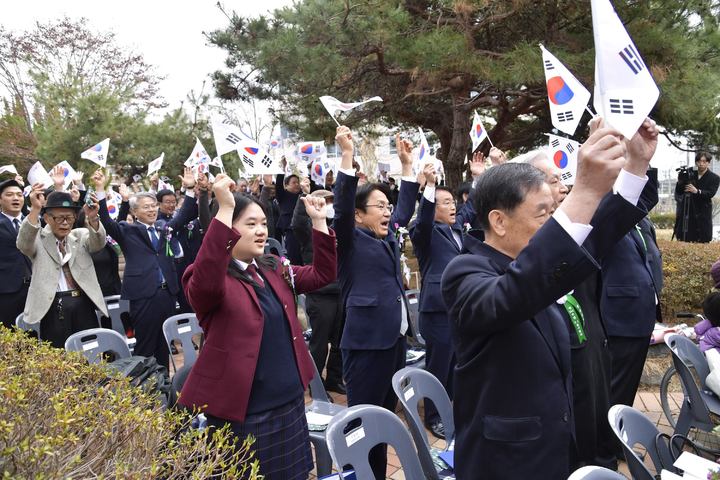 [광주=뉴시스] 이영주 기자 = 1일 오전 광주 남구 수피아여자중학교에서 제104주년 3·1절 기념식이 열리고 있다. (사진 = 광주시 제공) 2023.03.01. photo@newsis.com *재판매 및 DB 금지