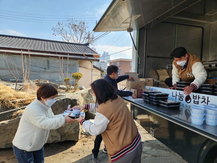 논산시사람꽃복지관이 급식차량인 ‘사람꽃 꿀밥차’를 화재가 난 지체장애인협회로 보내 긴급구호 활동을 벌이고 있다. 2023. 03. 01 논산시 *재판매 및 DB 금지