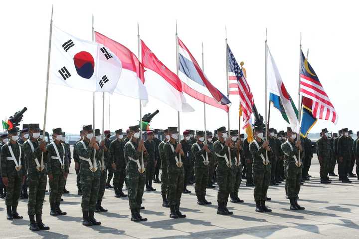 [태국 핫야오=뉴시스] 한국 해군·해병대가 미국과 태국군이 주도하는 역내 최대 규모 다국적 연합훈련 '코브라골드'에 참가했다. 우리 군은 이번 훈련에 대대급 이상의 병력을 파견하는 등 참가 규모를 대폭 늘렸으며, 오는 3일부터 상륙훈련을 포함한 본격적인 훈련에 돌입한다. 사진은 지난달 28일 코브라골드 2023 훈련 개회식 모습. (사진=코브라골드 훈련 SNS) 2023.03.01. photo@newsis.com   *재판매 및 DB 금지