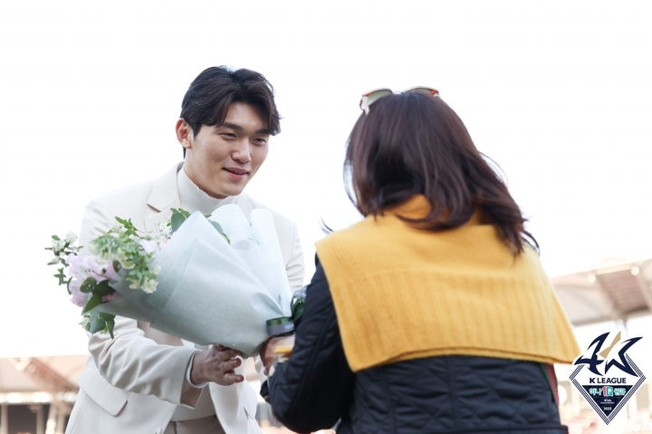 [성남=뉴시스]트로트가수로 변신한 골키퍼 전종혁, 은퇴식. (사진=프로축구연맹 제공)