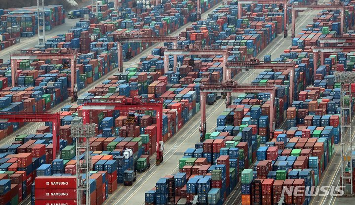 [부산=뉴시스] 하경민 기자 = 부산 남구 신선대부두 야적장에 컨테이너가 가득 쌓여 있다. 2023.03.01. yulnetphoto@newsis.com