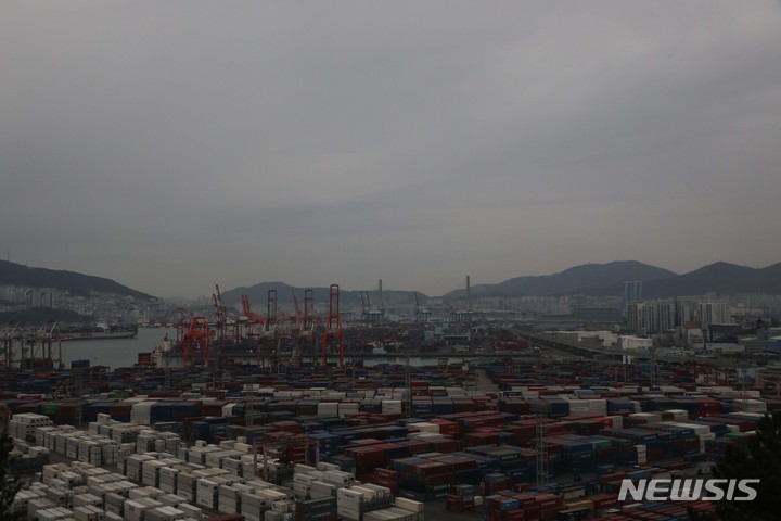 [부산=뉴시스] 하경민 기자 = 지난 1일 부산 남구 감만(사진 위) 및 신선대(아래) 부두 야적장 하늘에 먹구름이 잔뜩 껴있다. 2023.03.01. yulnetphoto@newsis.com