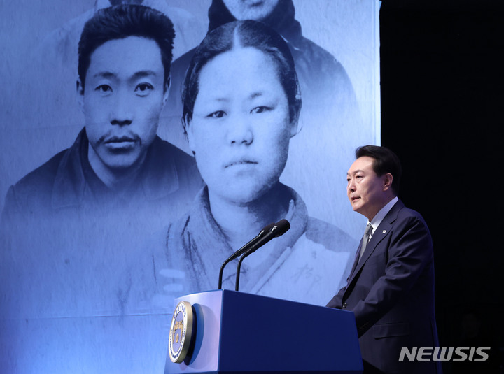 [서울=뉴시스] 홍효식 기자 = 윤석열 대통령이 1일 서울 중구 유관순 기념관에서 열린 제104주년 3.1절 기념식에서 기념사를 하고 있다. (대통령실통신사진기자단) 2023.03.01. yesphoto@newsis.com