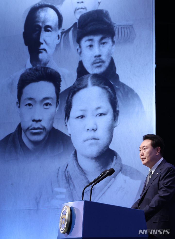 [서울=뉴시스] 홍효식 기자 = 윤석열 대통령이 1일 서울 중구 유관순 기념관에서 열린 제104주년 3.1절 기념식에서 기념사를 하고 있다. (대통령실통신사진기자단) 2023.03.01. yesphoto@newsis.com