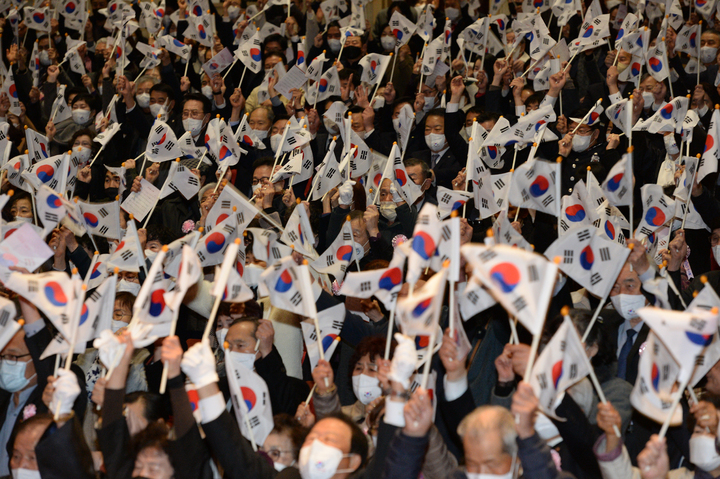 [울산=뉴시스] 배병수 기자 = 제104주년 3.1절 기념식이 1일 오전 울산시 남구 문화예술회관 대공연장에서 열리고 있는 가운데 참가자들이 만세삼창을 외치고 있다. 2023.03.01. bbs@newsis.com.