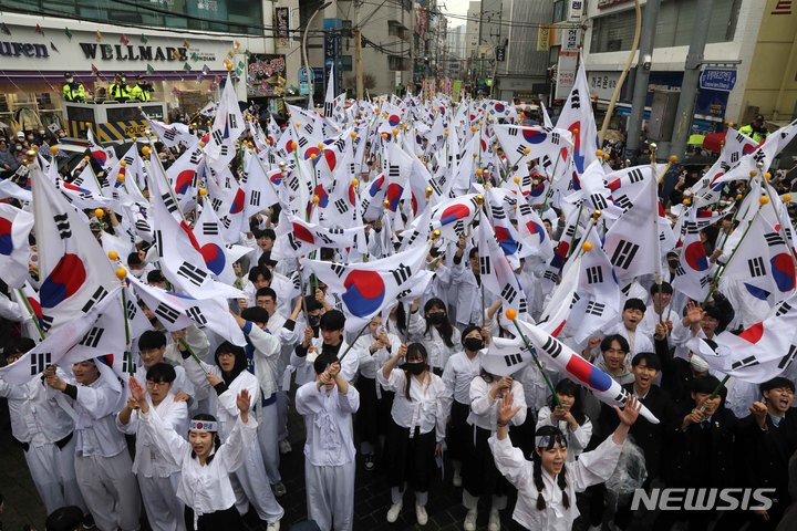 [부산=뉴시스] 지난해 열린 '동래 3·1독립만세운동' 재현행사. (사진=뉴시스DB)