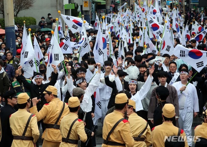 [부산=뉴시스] 하경민 기자 = 제104주년 3·1절인 1일 부산 동래구 동래시장에서 열린 '동래 3·1독립만세운동' 재현행사에 참가한 학생과 시민 등 수천 명이 "대한독립만세"를 외치고 있다. 2023.03.01. yulnetphoto@newsis.com