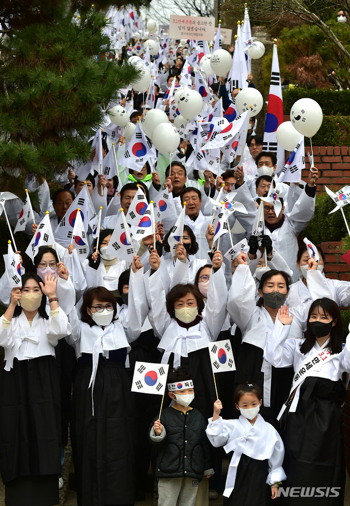 [대구=뉴시스] 이무열 기자 = ‘제104주년 3·1절 만세운동 재현행사’가 열린 1일 오전 대구 중구 동산동 3.1 만세운동길 계단에서 학생, 지역주민 등 1000여 명이 만세삼창 행사에 참여하고 있다. 2023.03.01. lmy@newsis.com