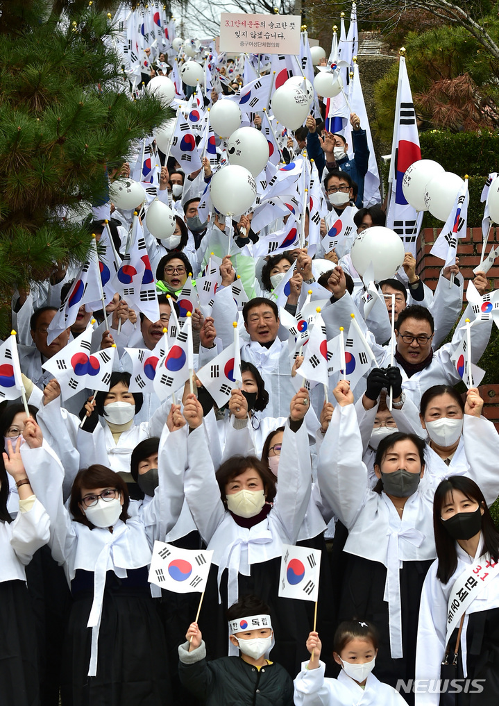 [대구=뉴시스] 이무열 기자 = ‘제104주년 3·1절 만세운동 재현행사’가 열린 1일 오전 대구 중구 동산동 3.1 만세운동길 계단에서 학생, 지역주민 등 1000여 명이 만세삼창 행사에 참여하고 있다. 2023.03.01. lmy@newsis.com