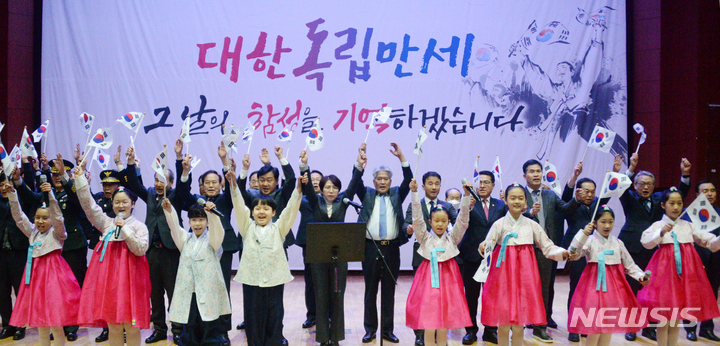 [전주=뉴시스] 김얼 기자 = 김관영 전북도지사와 서거석 전북교육감, 국주영은 전북도의회 의장을 비롯한 관계자들이 1일 전북 전주시 전북도청 공연장에서 열린 3.1 운동 104주년 기념식에 참석해 . 2023.03.01. pmkeul@newsis.com