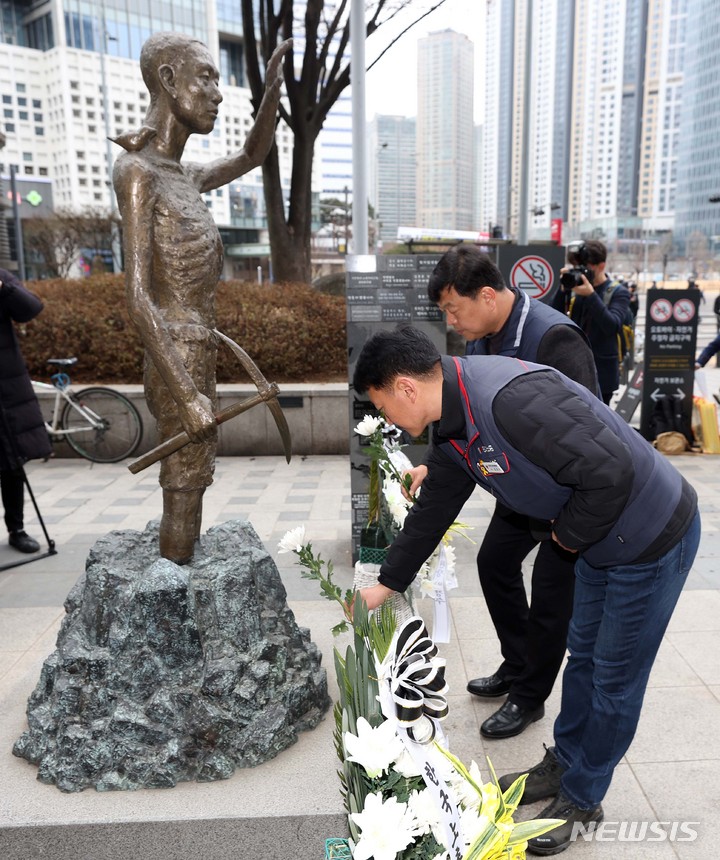 [서울=뉴시스] 김선웅 기자 = 민주노총 양경수 위원장 등 양대노총(민주노총·한국노총) 관계자들이 104주년 3.1절인 1일 서울 용산역 광장에 설치된 강제징용노동자상 앞에서 3.1운동 기념일을 맞아 일제 강제동원 피해자를 추모하고 일본의 공식 사죄 등 대일 과거청산 실천 결의, 굴욕적 강제동원 해법 반대, 피해자 중심의 해결을 촉구한 후 강제징용노동자상을 참배하고 있다. 2023.03.01. mangusta@newsis.com