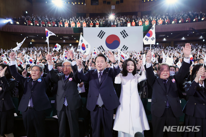 [서울=뉴시스] 홍효식 기자 = 윤석열 대통령과 김건희 여사가 1일 서울 중구 유관순 기념관에서 열린 제104주년 3.1절 기념식에서 만세삼창을 하고 있다. (대통령실통신사진기자단) 2023.03.01. yesphoto@newsis.com