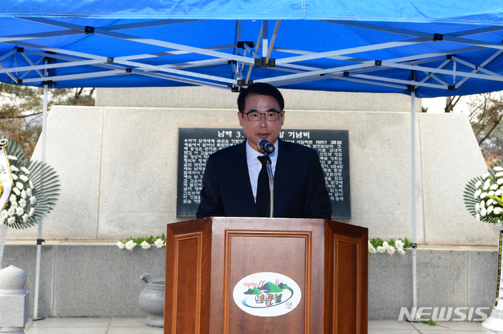 [남해=뉴시스] 차용현 기자 = 1일 오전 경남 남해군 설천리 문항마을 인근 남해3.1운동 발상기념비 앞 광장에서 개최된 3·1운동 104주년 기념식에 참가한 장충남 군수가 기념사를 하고 있다. 2023.03.01. con@newsis.com