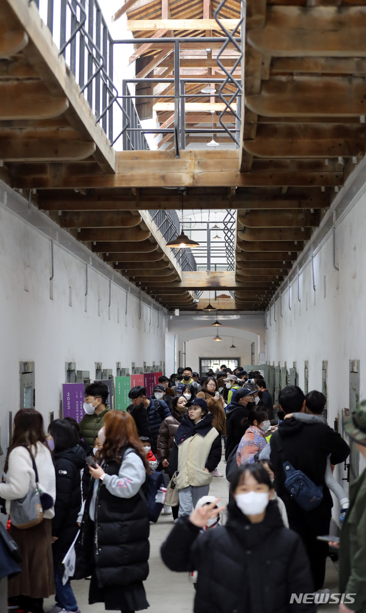 [서울=뉴시스] 최진석 기자 = 제104주년 3.1절인 1일 오전 서울 서대문형무소역사관 12옥사에서 관람객들이 옥사 내부를 둘러보고 있다. 2023.03.01. myjs@newsis.com