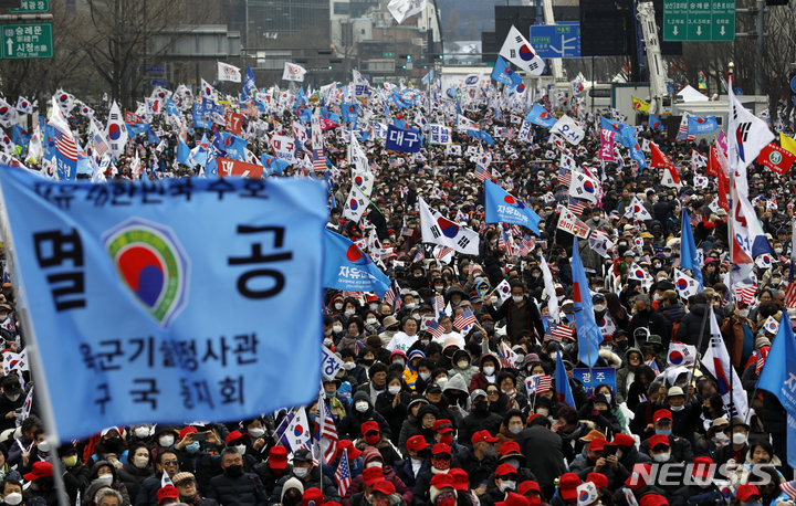 [서울=뉴시스] 고승민 기자 = 삼일절인 1일 서울 세종대로에서 열린 '자유통일 주사파 척결 3.1절 국민대회'에서 참가자들이 태극기와 성조기 등을 들고 구호를 외치고 있다. 2023.03.01. kkssmm99@newsis.com