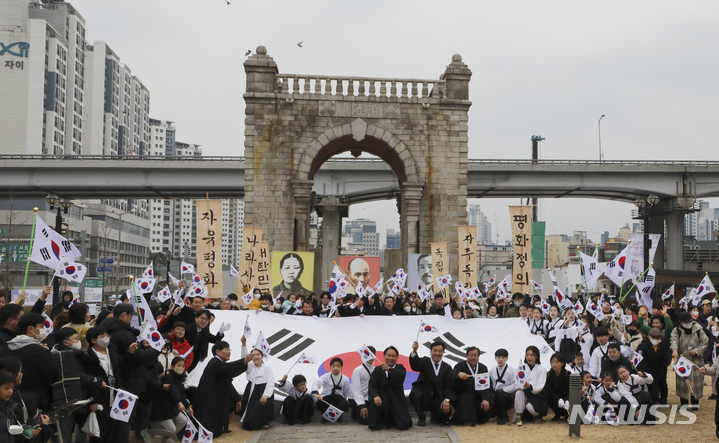 [서울=뉴시스] 최진석 기자 = 1일 오전 서울 서울 서대문구 독립문앞에서 이성헌 서대문구청장을 비롯한 시민들이 독립문을 향해 태극기 3.1독립만세운동 행진을 마친 뒤 태극기를 흔들고 있다. 2023.03.01. myjs@newsis.com