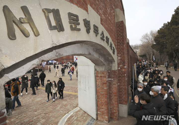 [서울=뉴시스] 최진석 기자 = 제104주년 3.1절인 지난 1일 오전 서울 서대문형무소역사관 입구에서 시민들이 입장을 위해 줄지어 대기하고 있다. 2023.03.01. myjs@newsis.com