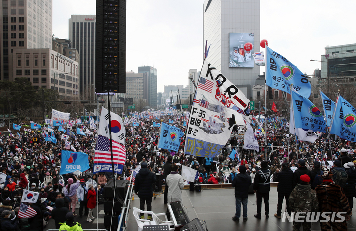 [서울=뉴시스] 고승민 기자 = 삼일절인 1일 서울 세종대로에서 열린 '자유통일 주사파 척결 3.1절 국민대회'에서 참가자들이 태극기와 성조기 등을 들고 구호를 외치고 있다. 2023.03.01. kkssmm99@newsis.com