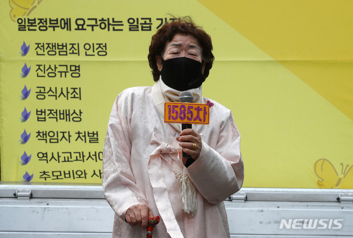 [서울=뉴시스] 배훈식 기자 = 제104주년 3.1절인 1일 오후 서울 종로구 일본대사관 인근에서 열린 1585차 일본군성노예제 문제해결을 위한 수요시위 참가한 위안부 피해자 이용수 할머니가 발언하고 있다. 2023.03.01. dahora83@newsis.com
