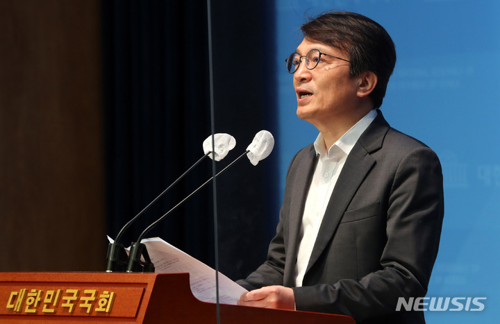 [서울=뉴시스] 추상철 기자 = 지난 1일 김의겸 더불어민주당 대변인이 서울 여의도 국회 소통관에서 발언하고 있다. 2023.03.01. scchoo@newsis.com