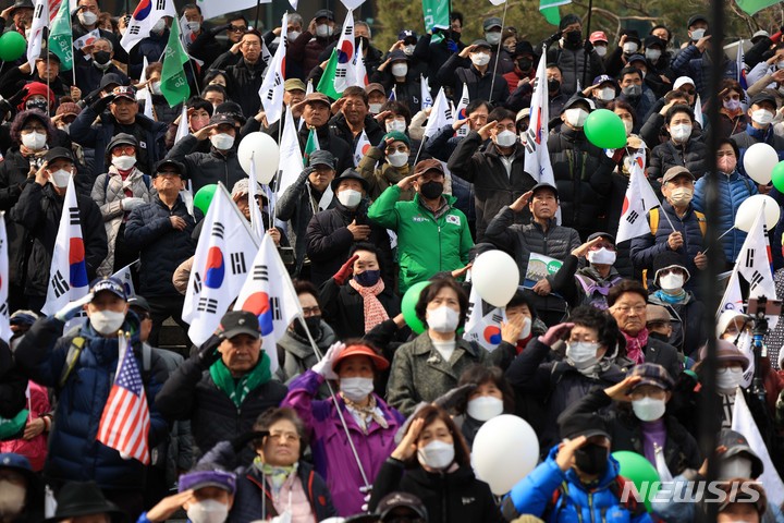 [서울=뉴시스] 김선웅 기자 = 우리공화당과 천만인명예회복본부가 3.1절인 1일 서울역광장에서 집회를 열고 3.1운동 정신 계승 및 자유민주주의 체제 수호를 촉구하고 있다. 2023.03.01. mangusta@newsis.com