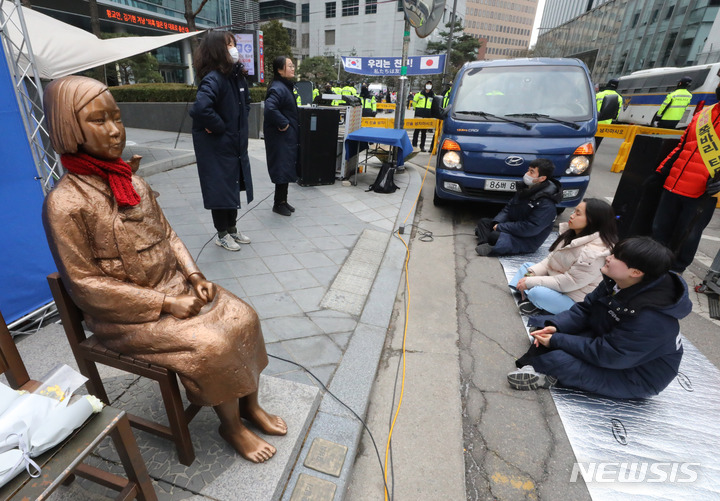 [서울=뉴시스] 배훈식 기자 = 제104주년 3.1절인 1일 오후 서울 종로구 일본대사관 인근 평화의 소녀상 앞에서 반일행동 회원들이 소녀상 사수 집회를 하고 있다. 2023.03.01. dahora83@newsis.com