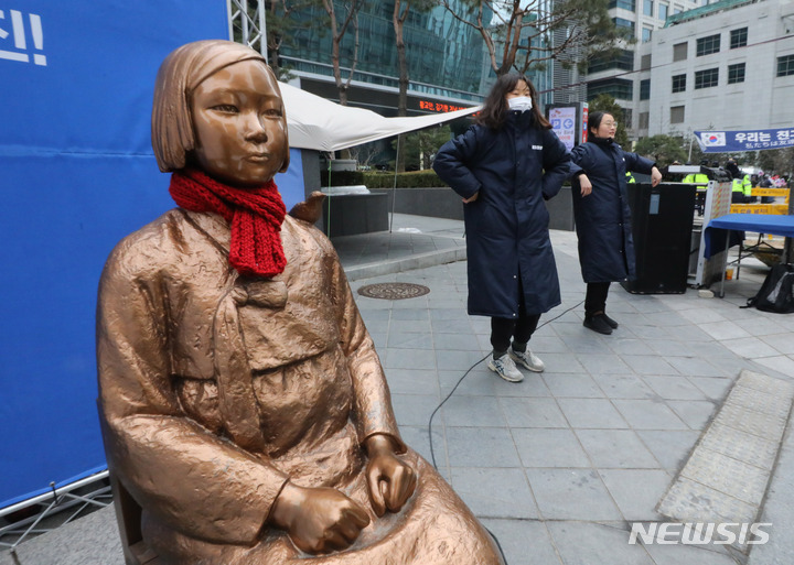 [서울=뉴시스] 배훈식 기자 = 제104주년 3.1절인 1일 오후 서울 종로구 일본대사관 인근 평화의 소녀상 앞에서 반일행동 회원들이 소녀상 사수 집회를 하고 있다. 2023.03.01. dahora83@newsis.com