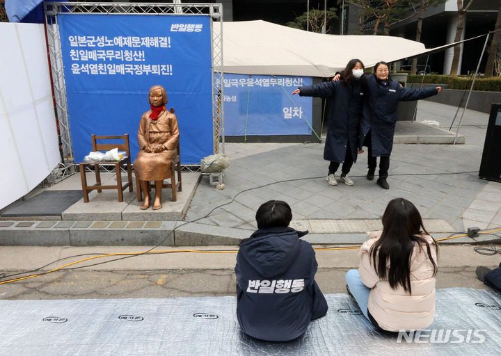 [서울=뉴시스] 배훈식 기자 = 지난 3월1일 오후 서울 종로구 일본대사관 인근 평화의 소녀상 앞에서 반일행동 회원들이 소녀상 사수 집회를 하고 있다. 2023.03.01. dahora83@newsis.com