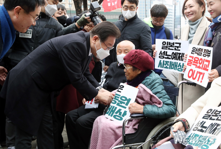 [서울=뉴시스] 고승민 기자 = 이재명 더불어민주당 대표가 삼일절인 1일 서울광장에서 한일역사정의평화행동, 6.15남측위원회 주최로 열린 104주년 3.1절 범국민대회에 참석해 양금덕 할머니에게 인사를 하고 있다. 2023.03.01. kkssmm99@newsis.com