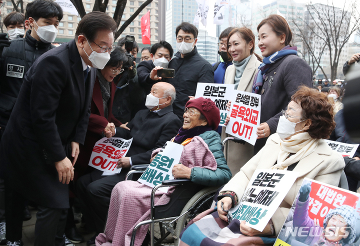 [서울=뉴시스] 고승민 기자 = 이재명 더불어민주당 대표가 삼일절인 1일 서울광장에서 한일역사정의평화행동, 6.15남측위원회 주최로 열린 104주년 3.1절 범국민대회에 참석해 양금덕, 이용수 할머니에게 인사를 하고 있다. 2023.03.01. kkssmm99@newsis.com