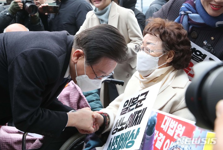 [서울=뉴시스] 고승민 기자 = 이재명 더불어민주당 대표가 삼일절인 1일 서울광장에서 한일역사정의평화행동, 6.15남측위원회 주최로 열린 104주년 3.1절 범국민대회에 참석해 이용수 할머니에게 인사를 하고 있다. 2023.03.01. kkssmm99@newsis.com