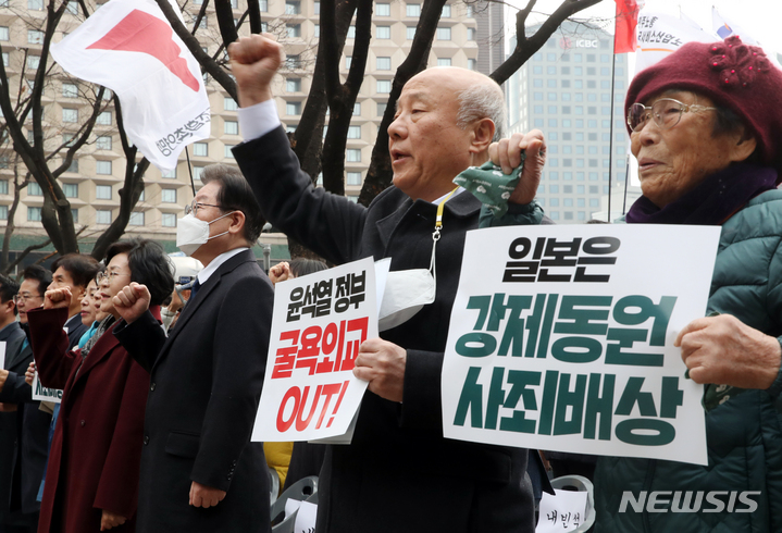 [서울=뉴시스] 고승민 기자 = 이재명 더불어민주당 대표가 삼일절인 1일 서울광장에서 한일역사정의평화행동, 6.15남측위원회 주최로 열린 104주년 3.1절 범국민대회에 참석해 구호를 외치고 있다. 2023.03.01. kkssmm99@newsis.com