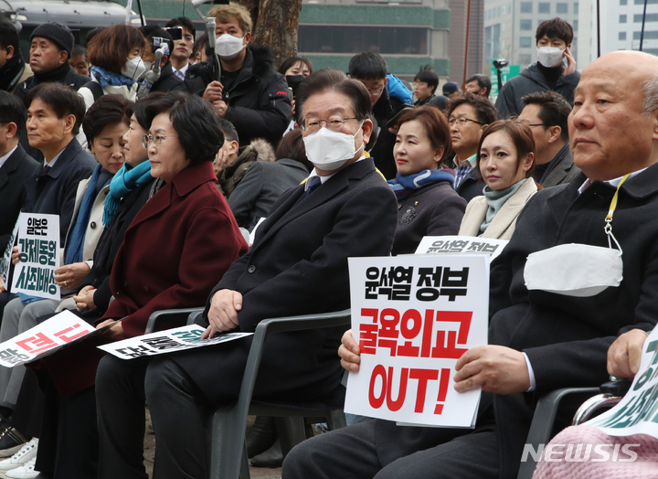 [서울=뉴시스] 고승민 기자 = 이재명 더불어민주당 대표가 삼일절인 1일 서울광장에서 한일역사정의평화행동, 6.15남측위원회 주최로 열린 104주년 3.1절 범국민대회에 참석하고 있다. 2023.03.01. kkssmm99@newsis.com