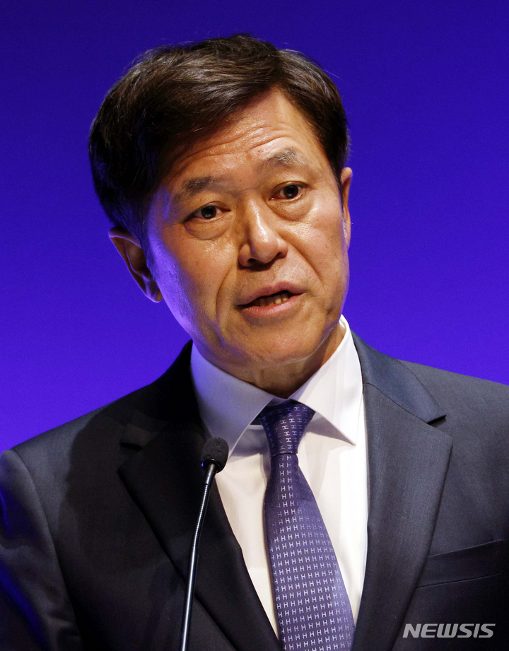 [바르셀로나=뉴시스] 사진공동취재단 = 박정호 SK스퀘어 부회장이 28일(현지시각) 스페인 하얏트리젠시 바르셀로나 타워 호텔에서 간담회를 갖고있다. 2023.03.01. photo@newsis.com