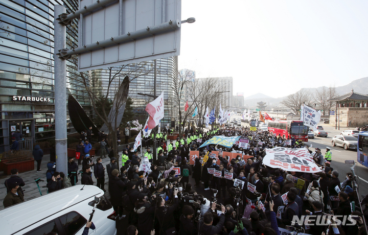 [서울=뉴시스] 고승민 기자 = 삼일절인 1일 서울광장에서 한일역사정의평화행동, 6.15남측위원회 주최로 열린 104주년 3.1절 범국민대회를 마친 참석자들이 일본대사관 앞으로 행진해 온 뒤 욱일기를 찢는 퍼포먼스를 하기 전 구호를 외치고 있다. 2023.03.01. kkssmm99@newsis.com