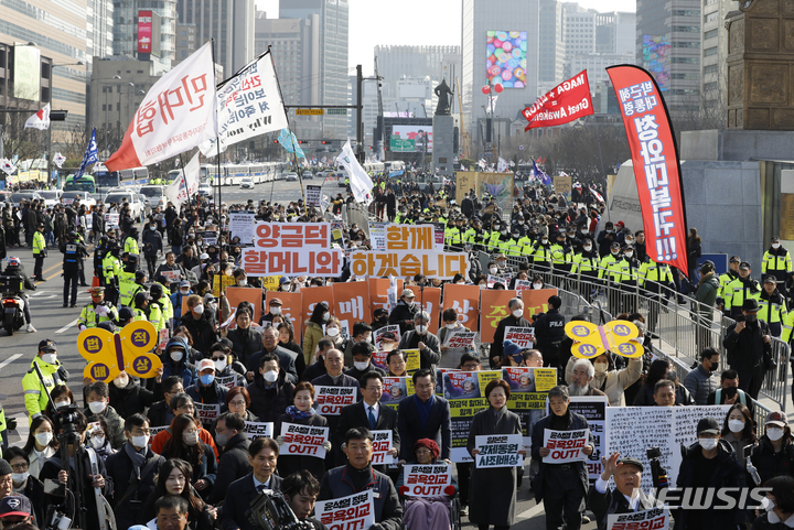 [서울=뉴시스] 고승민 기자 = 삼일절인 1일 서울광장에서 한일역사정의평화행동, 6.15남측위원회 주최로 열린 104주년 3.1절 범국민대회를 마친 참석자들이 외교부 앞을 지나 일본대사관을 향해 행진하고 있다. 2023.03.01. kkssmm99@newsis.com