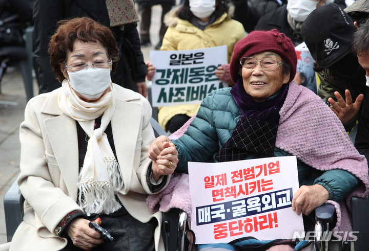 [서울=뉴시스] 고승민 기자 = 삼일절인 1일 서울광장에서 한일역사정의평화행동, 6.15남측위원회 주최로 열린 104주년 3.1절 범국민대회에서 이용수, 양금덕 할머니가 손을 잡고 있다. 2023.03.01. kkssmm99@newsis.com