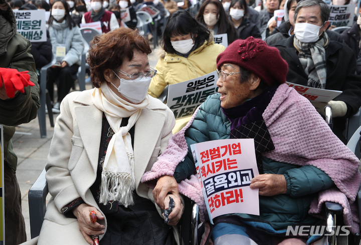 [서울=뉴시스] 고승민 기자 = 삼일절인 1일 서울광장에서 한일역사정의평화행동, 6.15남측위원회 주최로 열린 104주년 3.1절 범국민대회에서 이용수, 양금덕 할머니가 손을 잡고 대화하고 있다. 2023.03.01. kkssmm99@newsis.com