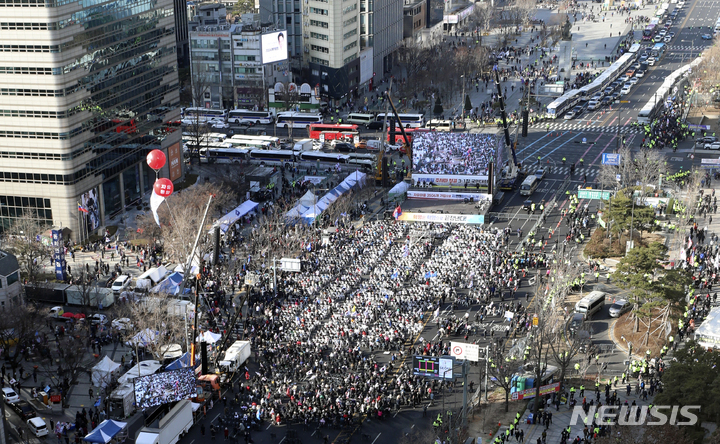 [서울=뉴시스] 최진석 기자 = 제104주년 3.1절인 1일 서울 세종대로에서 '자유통일 주사파 척결 3.1절 국민대회'가 열리고 있다. 2023.03.01. myjs@newsis.com