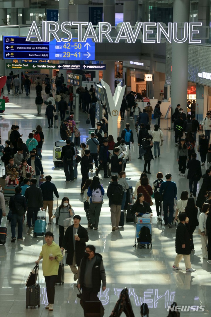 [인천공항=뉴시스] 김선웅 기자 = 인천국제공항 면세점에서 여행객들이 오가고 있다. 2023.03.01. mangusta@newsis.com