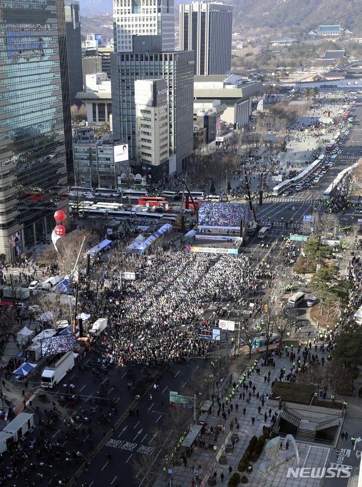 [서울=뉴시스] 최진석 기자 = 제104주년 3.1절인 1일 서울 세종대로에서 '자유통일 주사파 척결 3.1절 국민대회'가 열리고 있다. 2023.03.01. myjs@newsis.com