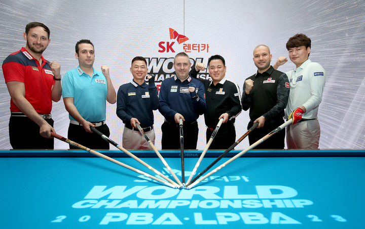 [서울=뉴시스] 조성우 기자 = SK렌터카 PBA-LPBA 월드챔피언십 2023 경기를 하루 앞둔 1일 2022-2023 시즌 우승자들이 포즈를 취하고 있다. 왼쪽부터 다비드 마르티네스, 다비드 사파타, 마민캄, 프레드릭 쿠드롱, 조재호, 비롤 위마즈, 강민구. (사진=PBA 투어 제공) 2023.03.01. photo@newsis.com *재판매 및 DB 금지