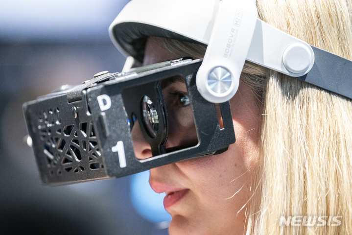 [바르셀로나=AP/뉴시스] 1일(현지시간) 스페인 바르셀로나에서 열린 '모바일 월드 콩그레스(MWC) 2023' 방문객이 증강현실(AR) 기반의 하도(HADO) 게임을 체험하고 있다. 2023.03.02.