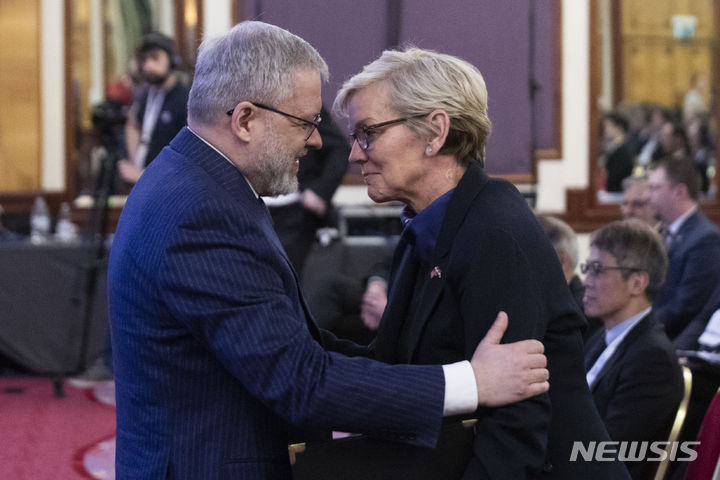 [자그레브=AP/뉴시스]게르만 게라슈첸코 우크라이나 에너지장관(왼쪽)과 제니퍼 그랜홀름 미 에너지 장관이 지난 3월 크로아티아 수도 자그레브에서 열린 대서양 에너지 및 기후협력 장관회의에서 만나 인사하고 있다. 게라슈첸코 장관은 10일 러시아가 올겨울 우크라이나 전력시설을 공격하면 러시아의 석유, 천연가스 시설을 공격할 수 있다고 밝혔다. 2023.11.11.&nbsp; 